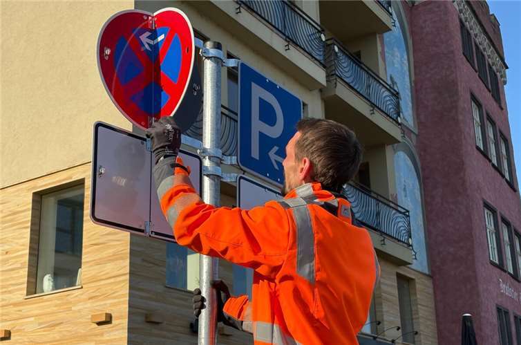 Mithilfe von Klappschildern, wie hier am Peter-Altmeier-Ufer nahe des Deutschen Ecks, lassen sich vorübergehende Halteverbote einfacher und schneller umsetzen.  Foto: Stadt Koblenz / Sebastian Glinski