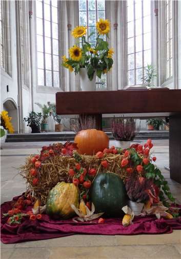 Mithilfe von Spendern sollen Altarraum und Kirche zum Erntedank mit Blumen und Feldfrüchten geschmückt werden.privat