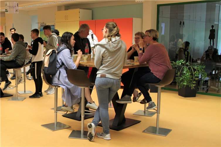 Mithilfe von neuem Mobiliar kann an der BBS in Westerburg auch zukünftig außerhalb des Unterrichts ein gemütliches Beisammensein stattfinden.  Foto: Pressestelle der Kreisverwaltung/Lena Schardt