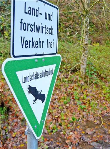 Mithilfe zusätzlicher Beschilderung hat die Kreisverwaltung Mayen-Koblenz Ende vergangenen Jahres noch einmal auf die bedeutende und schützenswerte Flora und Fauna im Elztal aufmerksam gemacht. Foto: Kreisverwaltung/Morcinek