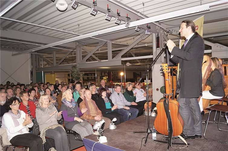 Mitklatschen, Schnipsen und Stampfen waren ausdrücklich beim Konzert in Treis erwünscht. TT