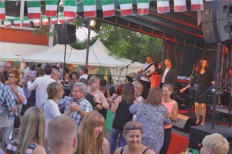 Mitklatschen, eng umschlungen Tanzen oder einfach nur italienische Lebensfreude spüren, das macht die Italienische Rocknacht aus. Die Musikgruppe „in flagranti“ schaffte dabei mit ihren Klassikern eine tolle Atmosphäre mitten in Kail.TT
