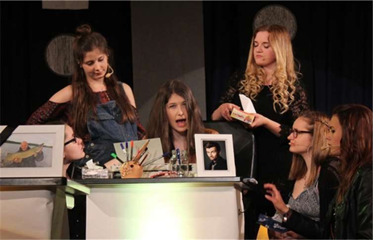 Mitleid erregte die von ihrem Mann verlassene Sekretärin bei ihren sechs Kolleginnen aus dem Großraumbüro in der Aufführung der Musical-AG des Linzer Martinus-Gymnasium in der Stadthalle, die einen der „Liederabende“ von Franz Wittenbrink neu gestalteten.