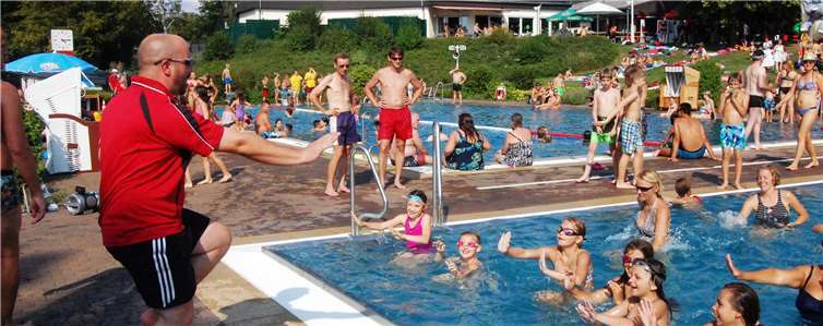 Mitmachen war angesagt bei Aqua-Gym, mit Blick auf den Eulenturm und die Stiftskirche.Fotos: -SK-