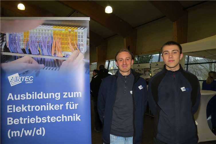 Mitorganisator Julian Heimermann mit seinem Azubi Luca Sabottka. Fotos: AKR