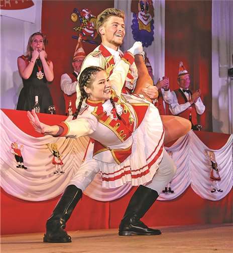 Mitreißende Tanzdarbietung von Lisa Göbel und Louis Pohle.