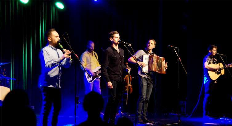 Mitreißender Auftritt der Bad Mànran vor ausverkauftem Saal.
