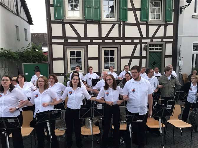 Mitsingen und mitschunkeln war angesagt bei Erpel erklingt.  Foto: privat