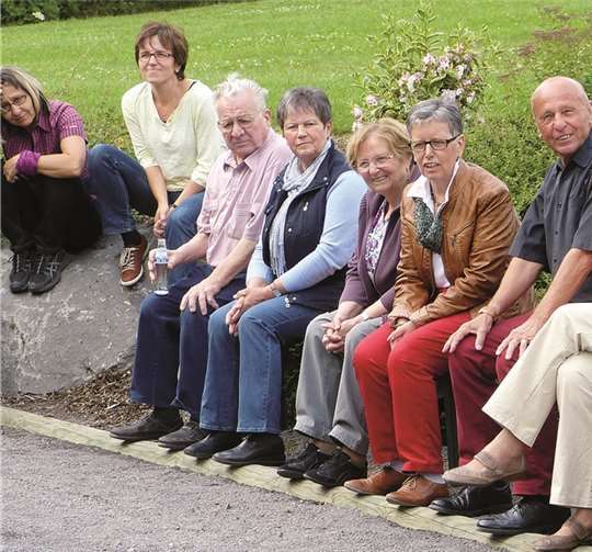 Mitspielerinnen und Mitspieler verfolgen gespannt den Spielverlauf.