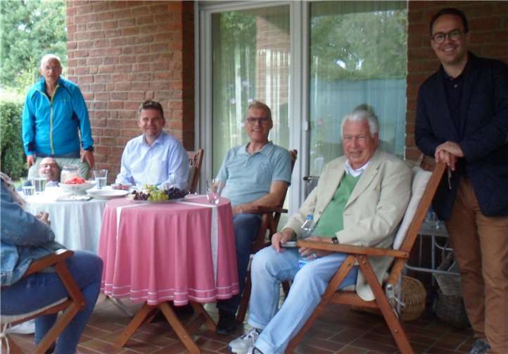 Mitstreiter machen kurze Zwischenstation für eine Erfrischung bei Ortsvorsteher Siegfried Schwaner. Dann ging es weiter mit dem Fahrrad zum Bahnhof Kottenforst.