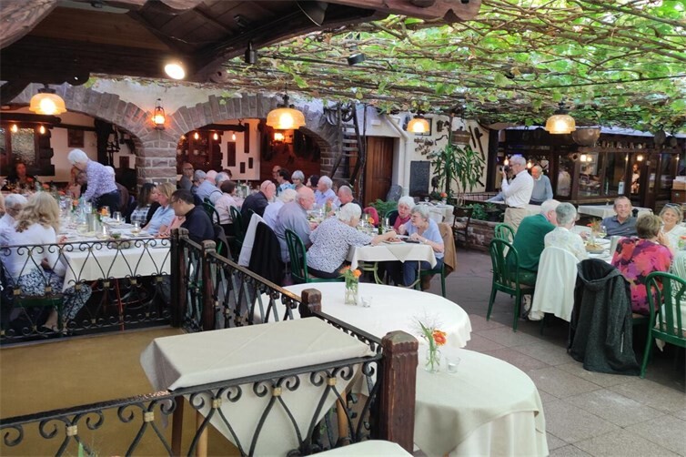 Mittagessen in Unkel unter einem mit Weinreben bedecktem Dach