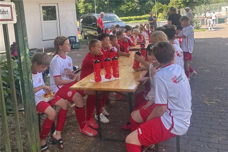 Training mit Profi-Trainern begeistert junge Kicker in Mayen Mittagessen – mit Nudelgerichten vom Restaurant Caravella in Mayen verwöhnt. Foto: Wolfgang Treis
