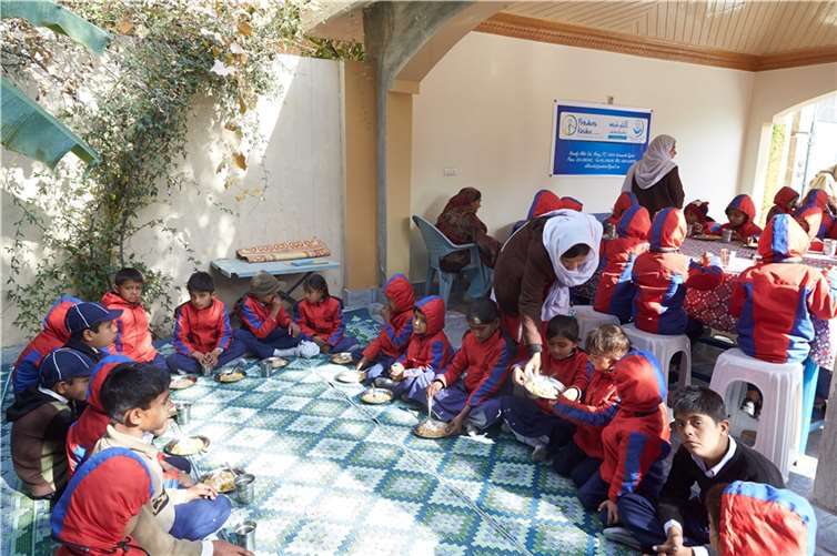 Mittags erhalten die Kinder in der Schule ein gesundes, warmes Essen oder Obst.