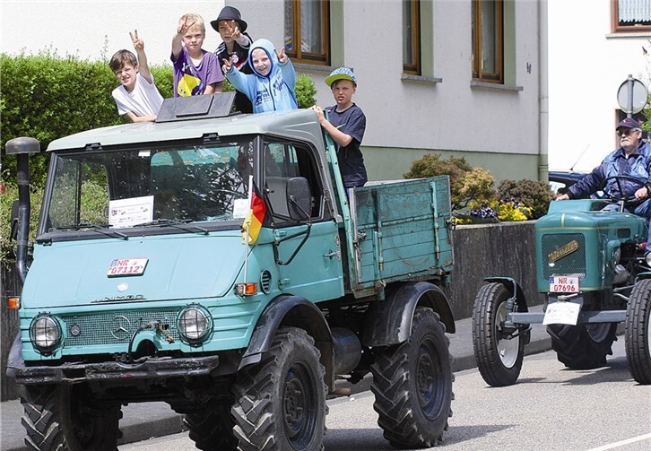 Mittags gab es ein Traktorenkorso durch Isenburg. Der Nachwuchs hatte Spaß.WT