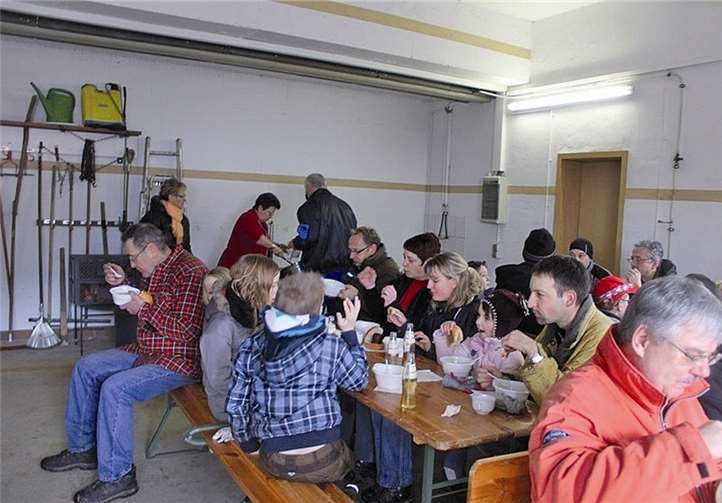 Mittags trafen sich alle zum Essen im Gemeinschaftshaus.privat