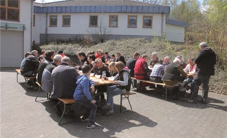 Mittags trafen sich die etwa 70 fleißigen Helfer am Bauhof zum gemeinsamen Essen. privat