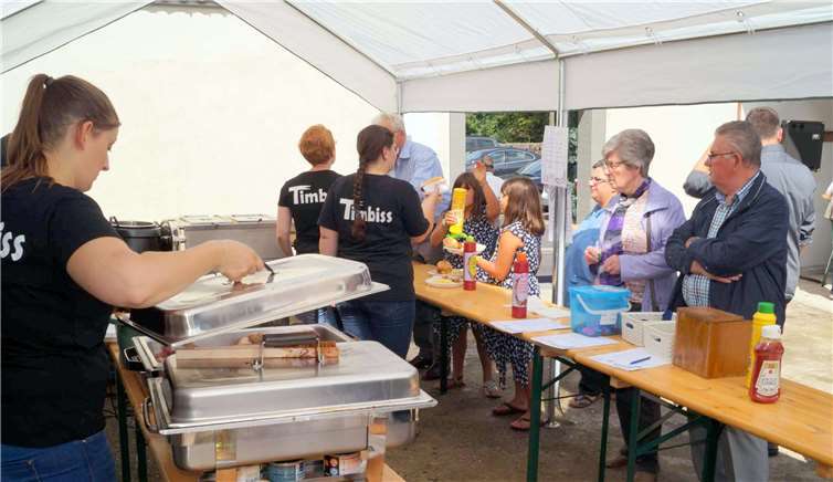 Mittags war die Grillstation dicht umringt. Von Bratwurst bis Steaks reichte das Angebot. Leckeren Kartoffelsalat und knusprige Brötchen gab´s als Beilage.