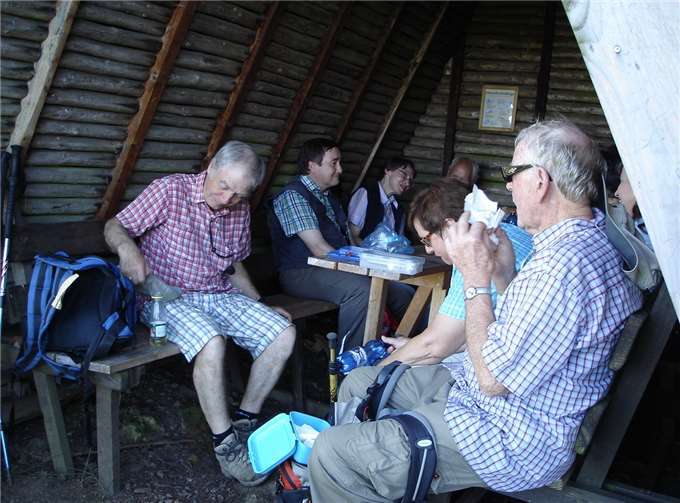 Mittagsrast auf dem Heiligenstein. privat