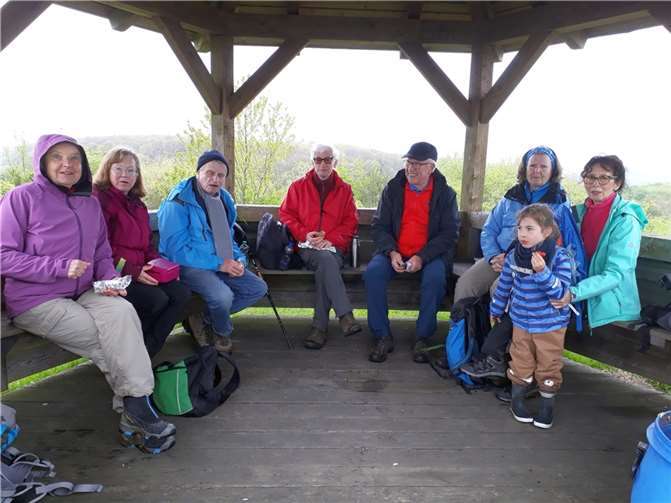 Mittagsrast in der Hütte Rheinhöhenblick.  Foto: Eifelverein Remagen / Helmut Krämer
