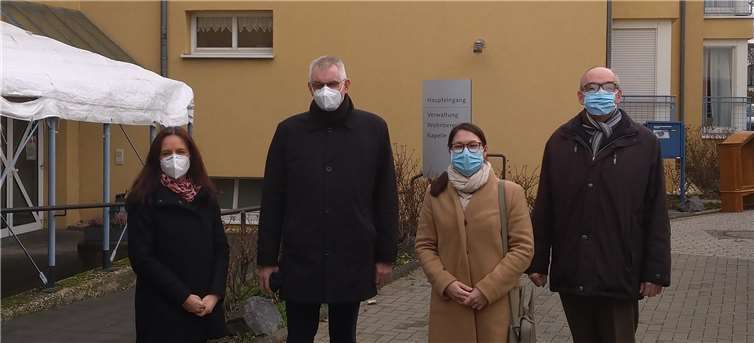 Mitte: Bürgermeister Ludger Banken und Rungfa Saligmann (Geschäftsführerin des Helios Seniorenheim Marienheim), Rechts: Erster Beigeordneter Dr. Raffael Knauber, Links: Daniela Hoffmann, Leiterin Fachbereich Rat, Stadtmarketing, Ordnung und Soziales der Stadt Rheinbach. Foto: Stadt Rheinbach
