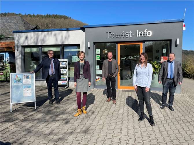 Mitte März startet die Tourist-Info in die neue Saison. Der Vorsitzende des Zweckverbandes Ferienregion Laacher See, Bürgermeister Jörg Lempertz, seine Bürgermeisterkollegen Klaus Bell und Johannes Bell wie auch das gesamte Touristiker-Team sehen der neuen Saison mit großer Freude und Spannung entgegen. Foto: privat