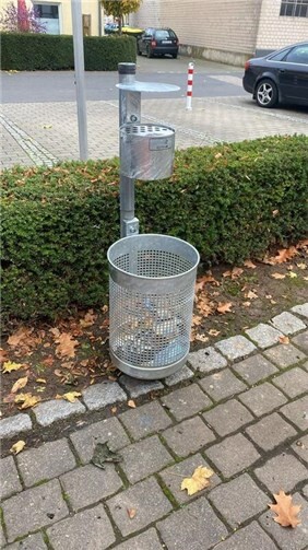 Mitte Oktober wurden 20 neue Abfallbehälter mit separatem Aschenbecher durch den Baubetriebshof der Gemeinde Swisttal angeschafft.Foto: Gemeinde Swisttal