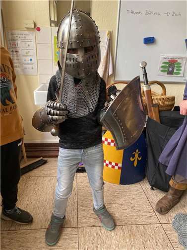 Mittelalterlich gewandet, hatte die Abordnung der Tomburgritter auch noch jede Menge Utensilien im Gepäck, die die Kinder nach Herzenslust ausprobieren durften.