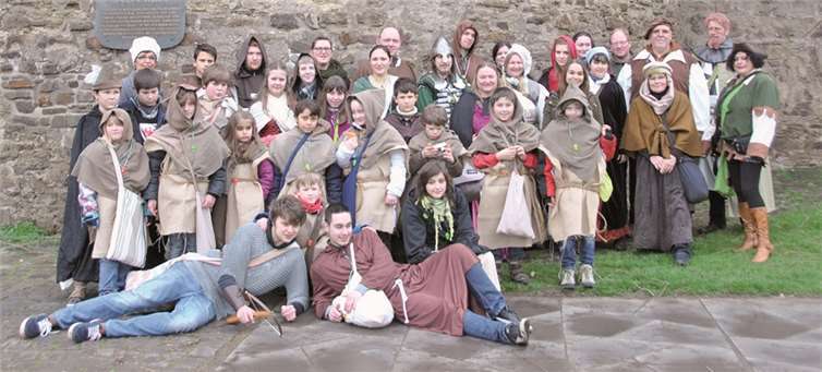 Mittelalterlich gewandet stürzten sich die Pfadfinder in die Narrenschar von Ahrweiler. Privat