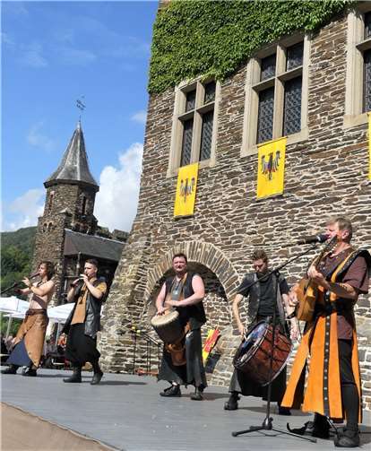 Mittelalterliche Weisen von der Gruppe „Musica Canora“ erfreuen im Innenhof der Reichsburg.