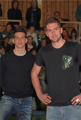 Mittelfeld-Spieler Christoph Moritz und Abwehrspieler Stefan Bell übten sich mit den Jugendlichen an der Torwand. (v.l.).