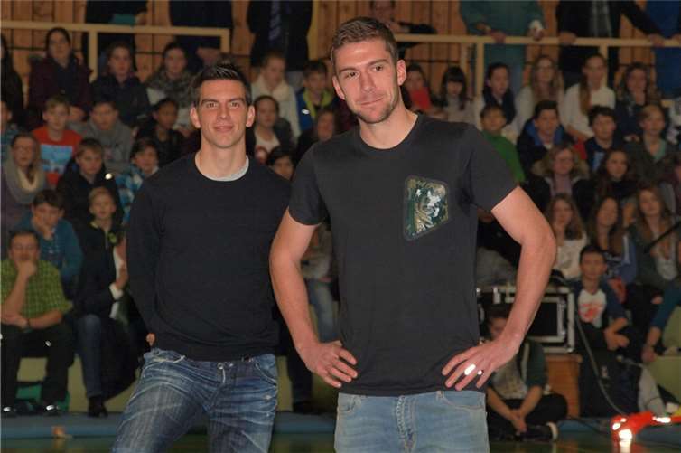 Mittelfeld-Spieler Christoph Moritz und Abwehrspieler Stefan Bell übten sich mit den Jugendlichen an der Torwand. (v.l.).