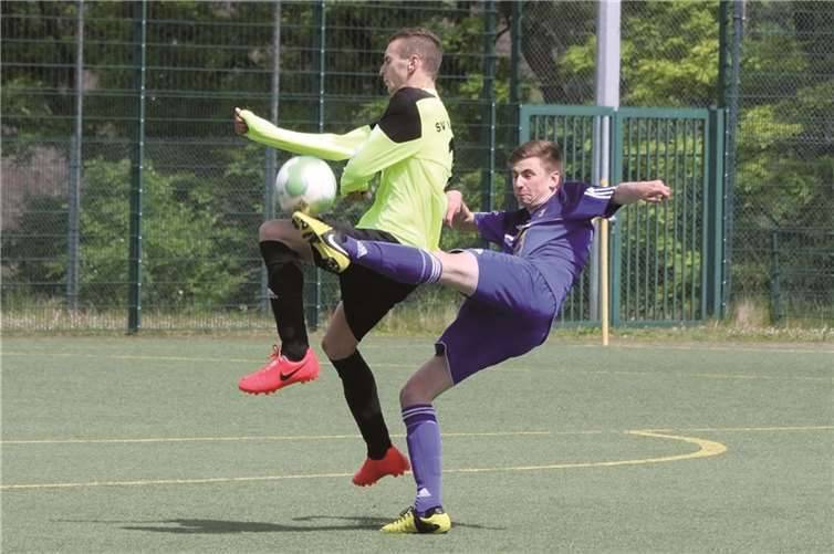 Mittelfeldmotor Julius Kaufmann ist seit Wochen in guter Form klärt hier vor seinem Kürrenberger Gegenspieler.privat