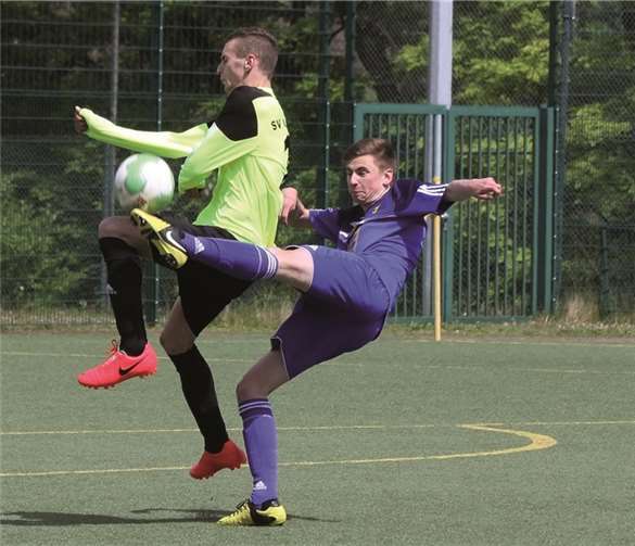 Mittelfeldmotor Julius Kaufmann seit Wochen in guter Form klärt vor seinem Kürrenberger Gegenspieler. privat