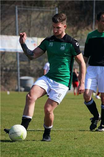 Mittelfeldmotor Mike Bach verletzte sich kurz nach der Halbzeit ohne Fremdeinwirkung und musste ausgewechselt werden. Foto: privat