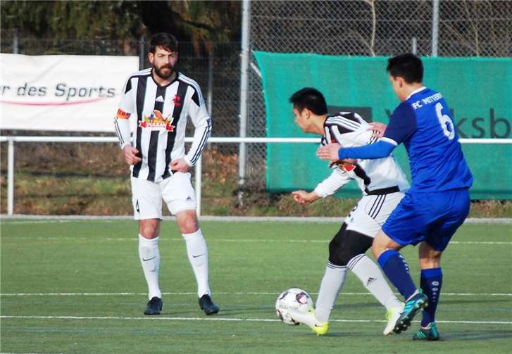 Mittelfeldspieler Anh Tuan Pham (am Ball) und Kapitän Florian Schlich (l.) werden auch in der nächsten Saison für die SG Eintracht Mendig/Bell auflaufen. Fotos: SK
