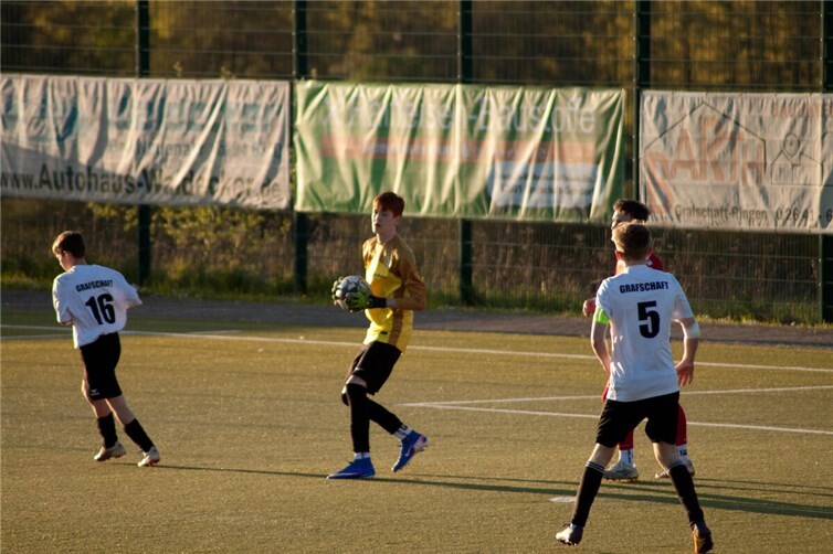 Mittelfeldspieler Louis Born als spontan eingesprungener Torwart