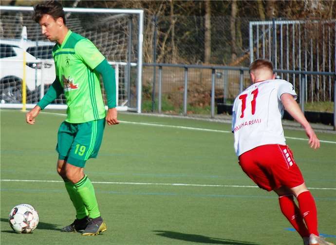 Es wartet ein richtiger Gradmesser Mittelfeldspieler Manuel Oster (links) möchte in der kommenden Spielzeit ein fester Bestandteil der Mannschaft bleiben.Foto: SK