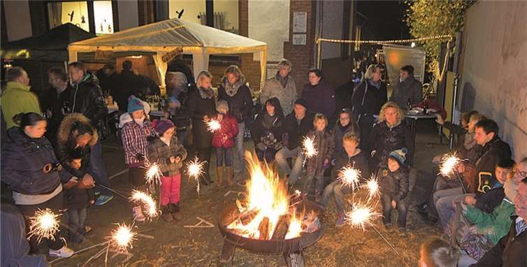 Mittelpunkt des Festes war die große Feuerschale, an der die Kinder nach Anbruch der Dunkelheit ihre Wunderkerzen entzündeten. privat