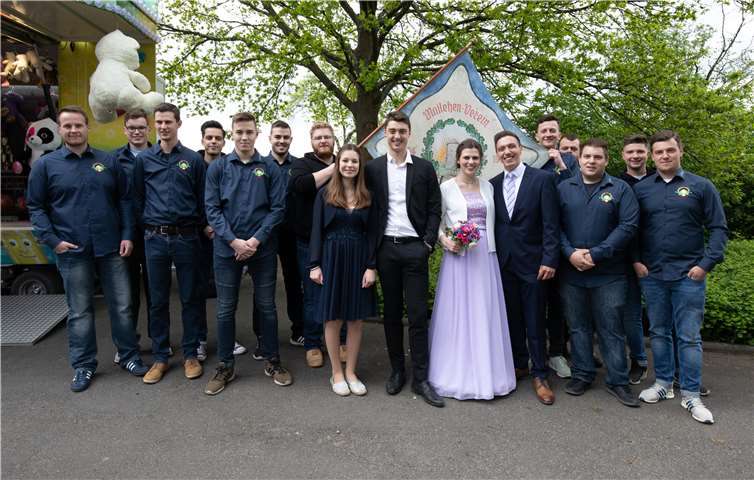 Mittelpunkt des Kirmestreibens in Fritzdorf war das strahlende Maikönigspaar Carola Welsch und Lukas Anders. Fotos:CEW