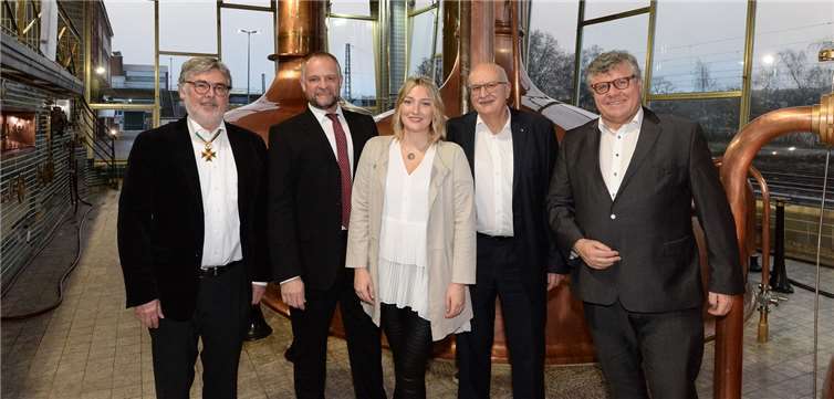 Mittelrhein Weinkönig Johanna Schneider aus Leutesdorf zu Gast bei der Koblenzer Brauerei. Dr.Jürgen Kraus, Thomas Beer (Geschäftsführer Koblenzer Brauerei), Johanna Schneider, Herbert Clausen und Michael Mahlert (1.Kreisbeigeordneter Landkreis Neuwied). Fotos: US