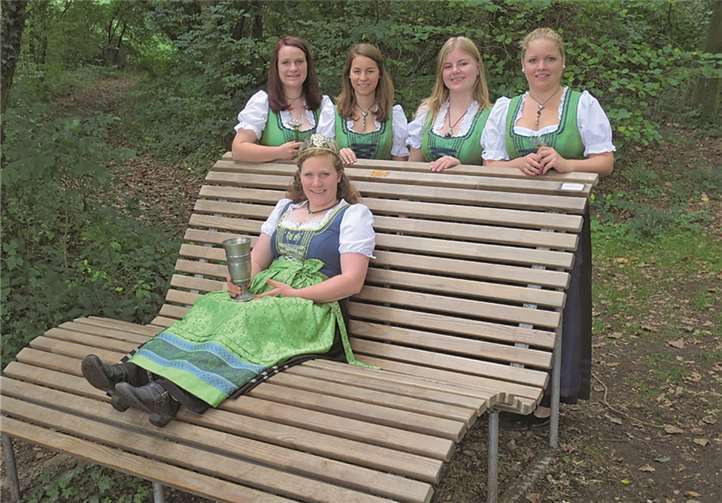 Mittelrheinweinprinzessin Marion I. und ihre Ehrendamen haben die neue Sitzgelegenheit schon ausprobiert.privat