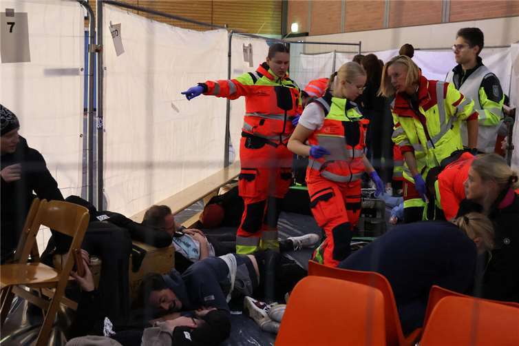Mittels Bauzäunen wurden die identischen Maße eines Zugabteils nachgebaut. Foto: Kreisverwaltung / Carolin Faller