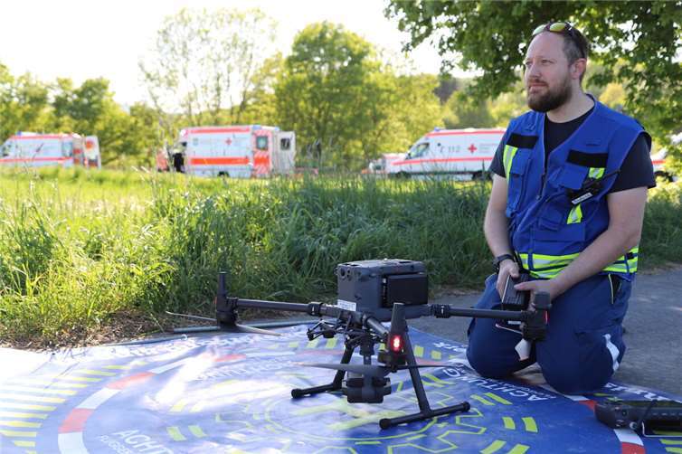 Mittels Drohnen wurden die Lage aus der Luft erkundet und nach verletzten Personen im Wald gesucht.