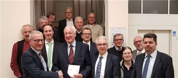 Mittels Handschlag wünschte Bürgermeister Guido Orthen (vorne links) Johannes van Bergen alles Gute für die Zukunft. Darüber freuten sich unter anderem auch Herman-Josef Pelgrim, Oberbürgermeister von Schwäbisch-Hall (5.v.r.), und Thomas Hoppenz (rechts), ab 2019 neuer Geschäftsführer der Ahrtal-Werke GmbH. privat