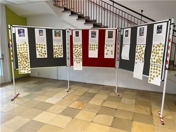 Mittels Klebepunkten stimmten die Kinder ab, welche Bücher in der Stadtbücherei Lahnstein neu angeschafft werden.  Foto: Marie-Louise Deusner / Goethe-Schule