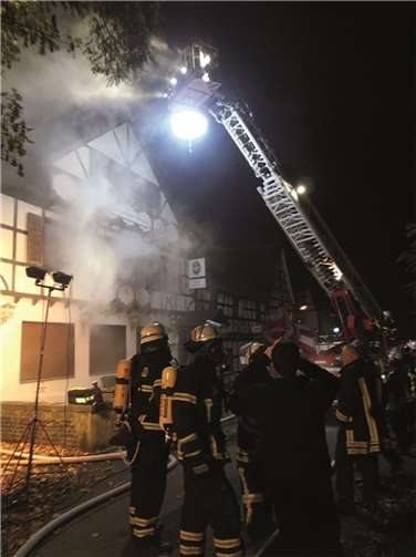 Mittels Nebelmaschinen wurde ein realistisches Bild erzeugt. Hier die Drehleiter, die nach der Menschenrettung zum Ausleuchten der Einsatzstelle genutzt wurde. Privat