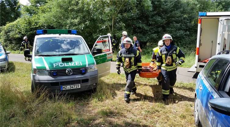 Mittels Schleifkorbtrage bringen die Rettungskräfte die Verletzten weg vom Unfallort. Foto: Bernd Schmitz