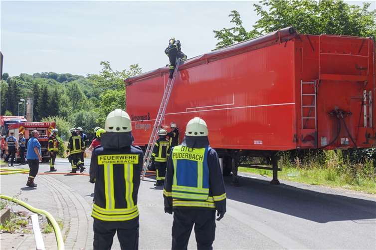 Mittels Schnellangriff konnte der entstehende Brand zügig gelöscht werden. Foto: Feuerwehr VG Puderbach