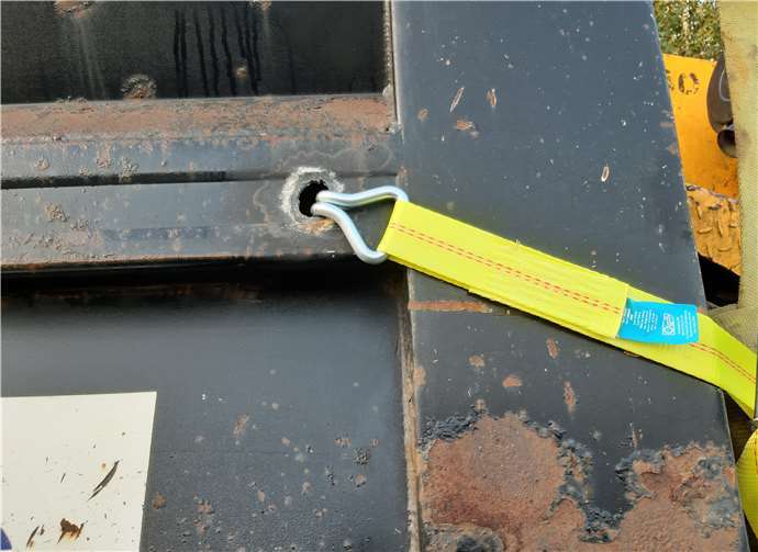 Mittels Schweißbrenner wurden Löcher zur Befestigung der Gurte in die Bordwände geschnitten.