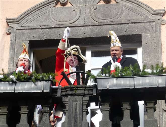 Mittels Seilzug konnten die Offiziellen der CKG-Narrenstreitmacht den Rathausschlüssel an Land bzw. auf den Balkon des Bürgermeisters ziehen.